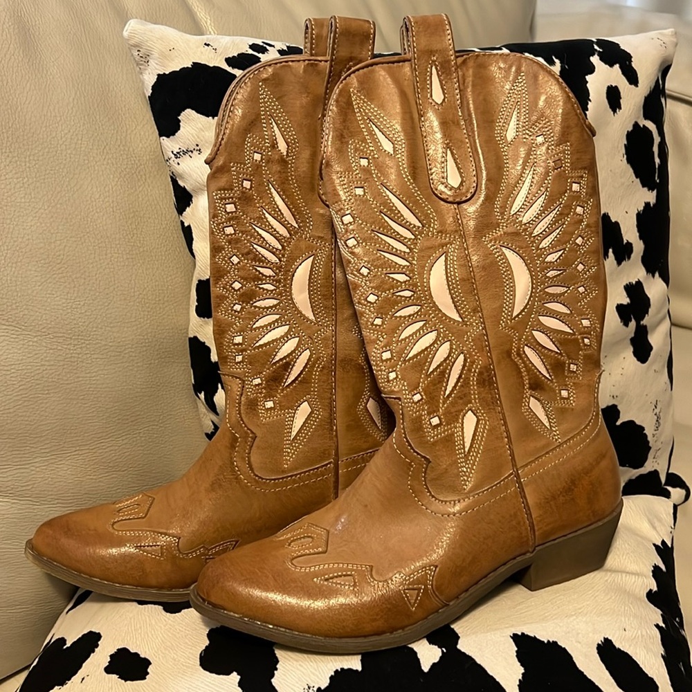 NWOT. Cowgirl Boots. Sz 7.5